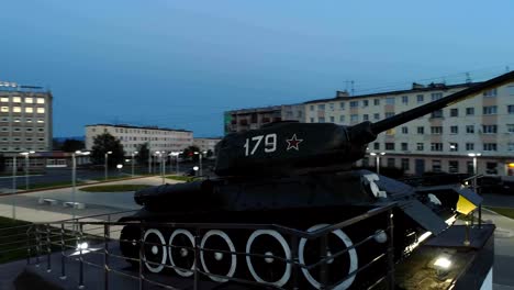 T-34-sowjetische-Armee-Medium-Battle-Tank-Denkmal-in-der-Nacht