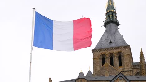 Echte-französische-Flagge-am-Mont-Saint-Michel