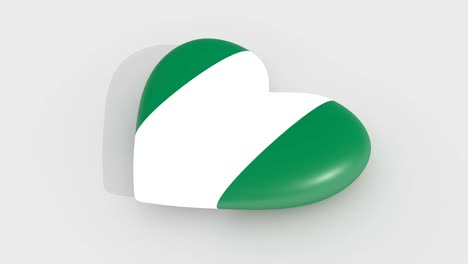 Palpitante-corazón-en-los-colores-de-la-bandera-de-Nigeria,-sobre-un-fondo-blanco,-lado-de-renderizado-3d,-lazo