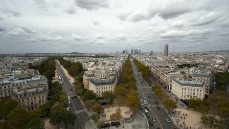 Einem-breiten-Winkel-Ansicht-von-Paris-La-dichten-aus-dem-Arc-de-Triumph