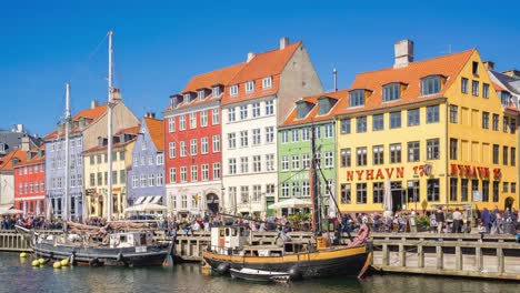 Nyhavn-waterfront-landmark-with-crowd-of-tourist-in-Copenhagen,-Denmark