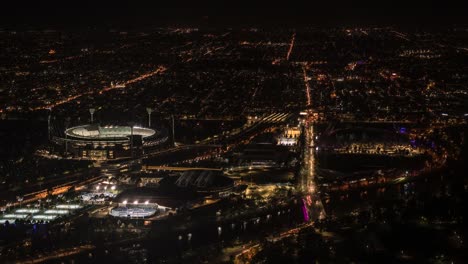 Melbournes-Skyline-von-hohen-Aussichtspunkt-zeigt-Stadien,-Straßen-und-Bahnlinien.-Zeitraffer.