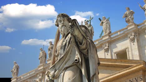 Estatuas-que-adornan-la-magnífica-Catedral-de-San-Pedro-en-el-Vaticano