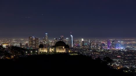 Die-Innenstadt-von-Los-Angeles-und-Griffith-Observatory-klare-Nacht-Zeitraffer