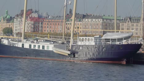 Vistazo-de-la-gran-nave-en-el-puerto-de-Estocolmo-Suecia