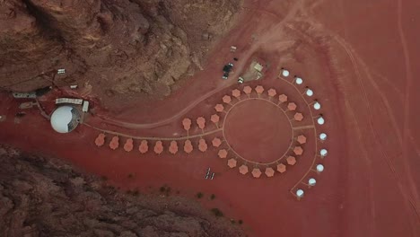 Luftaufnahme-der-Zelte-und-Kuppelzelte-entlang-der-Felsen-in-der-Wüste-Wadi-Rum,-Jordanien