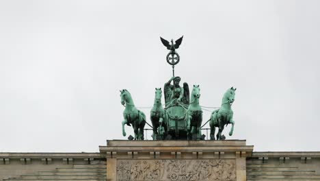 Brandenburger-Tor-Wagen-Wahrzeichen-in-Berlin,-Europäische-Touristenattraktion