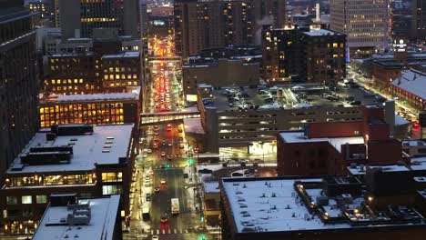 Straßen-der-Innenstadt-von-Minneapolis-in-der-Abenddämmerung