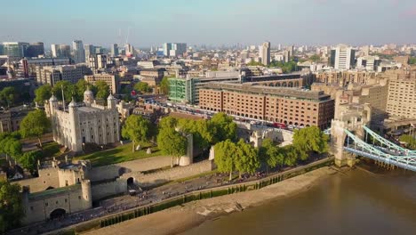 Impresionante-vista-aérea-de-la-torre-de-Londres-al-lado-del-puente-de-la-torre