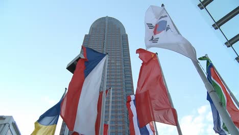 Banderas-en-el-Messe-en-Frankfurt-con-rascacielos-de-Messeturm-en-la-espalda