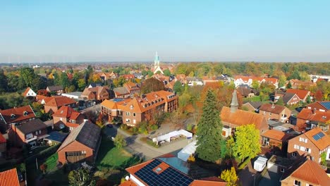 Vista-aérea-de-aviones-no-tripulados-de-la-pequeña-ciudad-de-Sassenberg-en-Münster,-Westfalen-en-Alemania