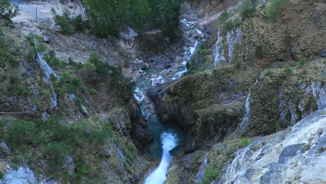 Aussicht-auf-Berglandschaft,-Blick-von-der-Spitze-einer-Brücke