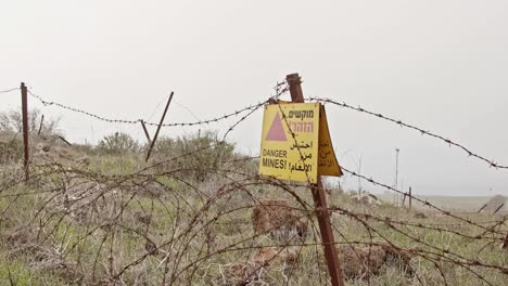 Minenfeld-Warnzeichen-auf-den-Golanhöhen-in-Syrien-Israel-Grenze