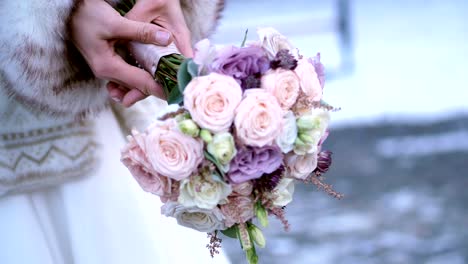 Close-up-Brautstrauß-in-die-Hände-der-Braut.-Winter-Hochzeit