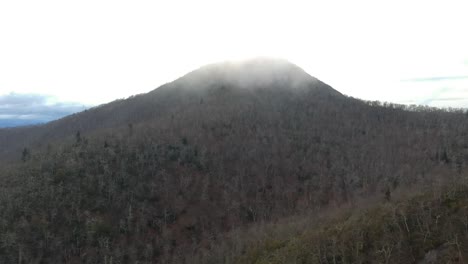 Luftdrohne-des-Pisgah-National-Forest-in-den-Foggy-Blue-Ridge-Mountains-in-der-Nähe-von-Asheville,-North-Carolina