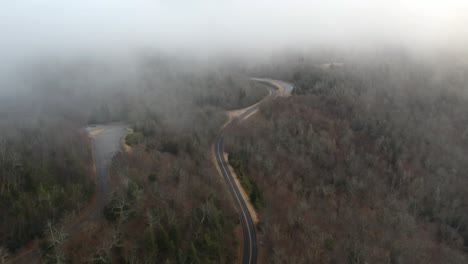 Luftdrohne-des-Pisgah-National-Forest-in-den-Foggy-Blue-Ridge-Mountains-in-der-Nähe-von-Asheville,-North-Carolina