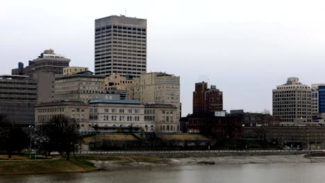 Timelapse-near-Mississippi-River-and-Memphis-skyline