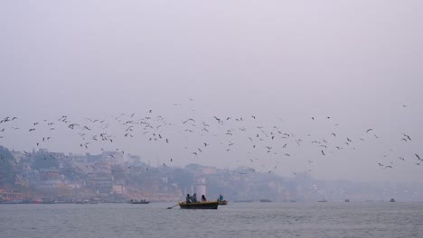 Barco-turístico-y-gaviotas,-río-Ganges,-Varanasi,-India