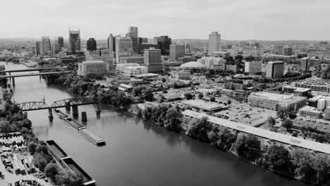 Historische-Bogenbrücke-bringt-Verkehr-über-den-Cumberland-River-neben-Nashville