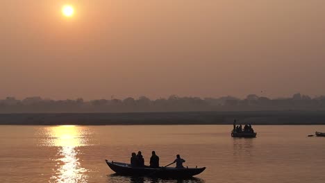 Embarcaciones-en-el-río-Ganges-en-Sunrise,-varanasí,-Uttar-Pradesh,-India