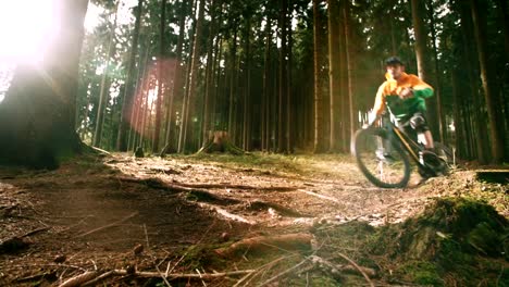 Mountain-Biker-Reiten-im-Wald-in-Zeitlupe