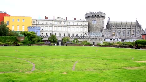 Dublin-Castle,-seen-from-the-park