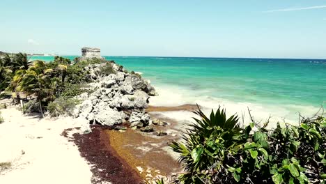 Ruinas-mayas-Temple-con-vista-a-la-playa-toma-larga