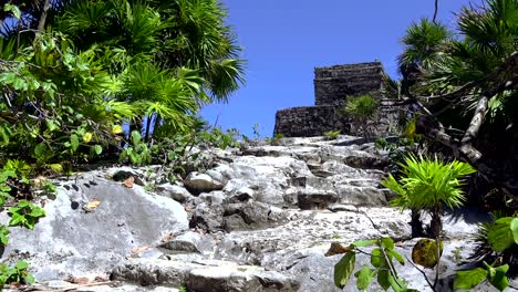 Ruinas-mayas,-el-camino-empedrado-a-la-iglesia