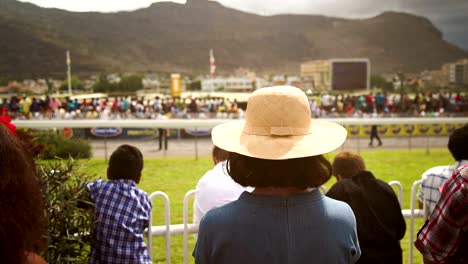 Frau-mit-Hut-am-Mauritius-Turf-Club.