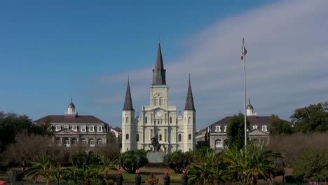 Ciudad-de-Nueva-Orleans,-la-catedral-de-St.-Louis,-y-nubes