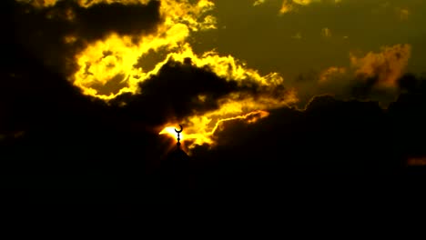 Torre-con-estrella-de-David-de-lapso-de-tiempo-de-nubes