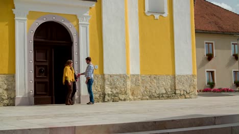 Couple-says-goodbye-to-the-priest