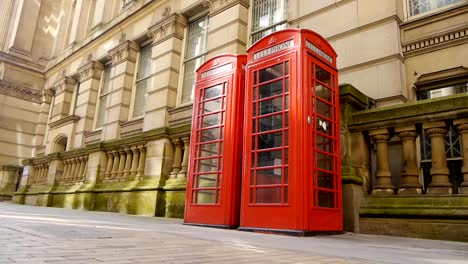 Un-teléfono-rojo-en-caja,-England-Travelling