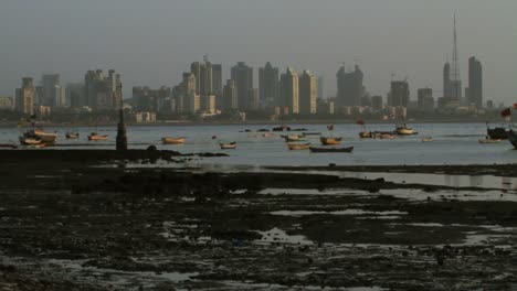 Mumbai-city-skyline-with-boats-in-foreground.