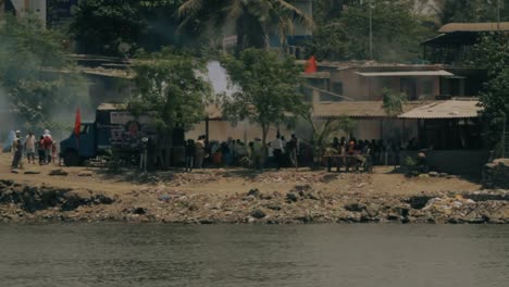 Reunirse-alrededor-de-la-chimenea-en-el-suburbio-de-Mumbai