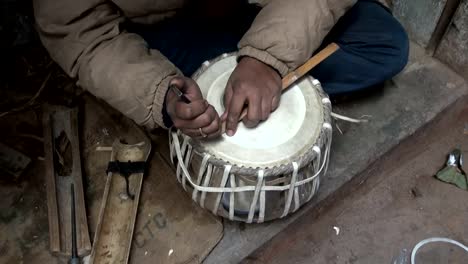 Handwerker-arbeiten-mit-neuen-und-tabla-Trommel-in-Varanasi,-Indien