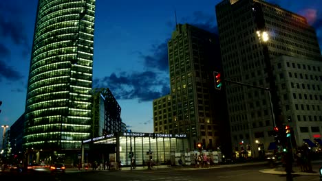 Berlin-in-focus,-traffic-at-Potsdamer-Platz