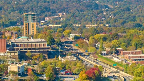 Asheville,-Carolina-del-Norte,-borde-del-centro-de-la-ciudad,-contiguo-a-la-interestatal-240