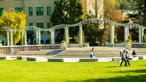 Menschen-in-Ashevilles,-der-Pack-Square-Park-an-sonnigen-Herbst-Morgen