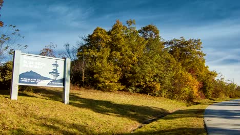 Auto-Betreten-des-Blue-Ridge-Parkway-mit-dem-herbstlichen-Farben