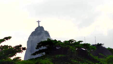 Vista-de-cristo-el-redentor-estatua-de-montaña-en-Brasil