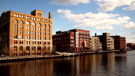 Menomonee-River-City-Kanal-der-Innenstadt-von-Milwaukee