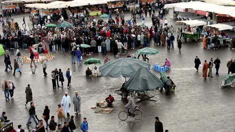 People-strolling-around-the-booths-and-stalls-in-Jemma-Dar-Fna,--Marrakech,-Morocco