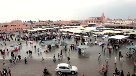 Menschen-mit-einem-gemütlichen-Bummel-durch-die-Stände-und-Ständen-in-Jemma-Dar-Fna,-Marrakesch,-Marokko