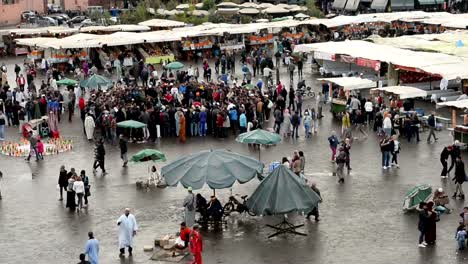 Menschen-mit-einem-gemütlichen-Bummel-durch-die-Stände-und-Ständen-in-Jemma-Dar-Fna,-Marrakesch,-Marokko