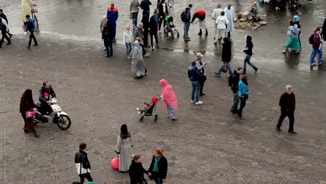 Personas-caminar-alrededor-de-los-lugares-y-espacios-en-Jemma-Dar-Fna,-Marrakech,-Marruecos