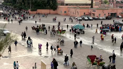 Personas-caminar-alrededor-de-los-lugares-y-espacios-en-Jemma-Dar-Fna,-Marrakech,-Marruecos