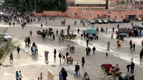 Menschen-mit-einem-gemütlichen-Bummel-durch-die-Stände-und-Ständen-in-Jemma-Dar-Fna,-Marrakesch,-Marokko