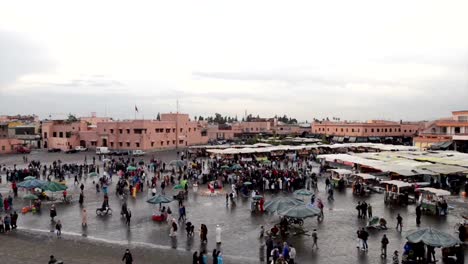 Personas-caminar-alrededor-de-los-lugares-y-espacios-en-Jemma-Dar-Fna,-Marrakech,-Marruecos