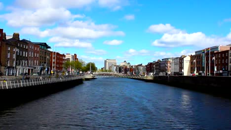 Río-Liffey-y-de-la-ciudad-de-Dublín,-lapso-de-tiempo,-Irlanda